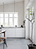 Köket är IKEAs Voxtorp med infällda grepplister för ett minimalistiskt uttryck. 