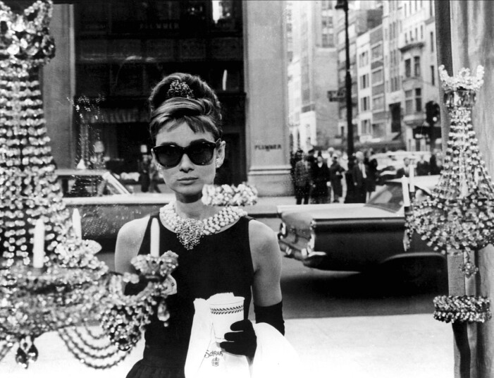 Audrey Hepburn som Holly Golightly i Breakfast at Tiffany’s, 1961, iklädd den lilla svarta från Givenchy. Audrey Hepburn utanför Tiffany’s i New York.