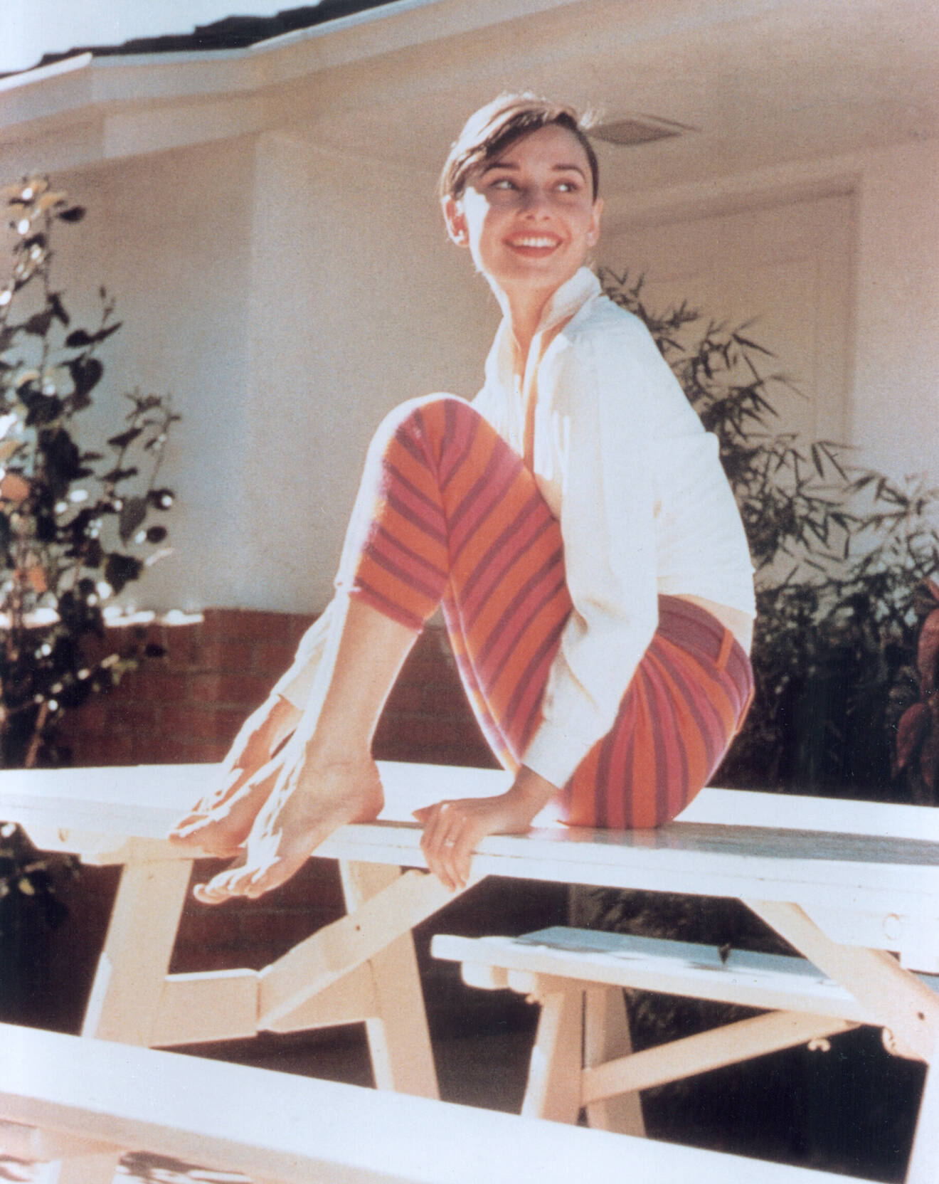 Audrey Hepburn i rosa/orange capribyxor.