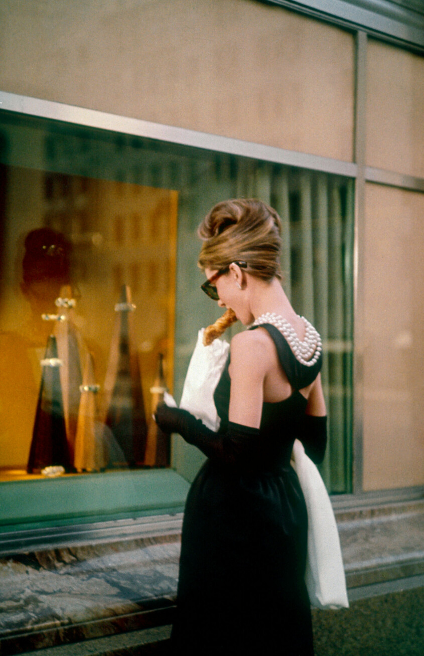 Audrey Hepburn som Holly Golightly i svart klänning, från Givenchy och pärlhalsband i filmen Breakfast at Tiffanys