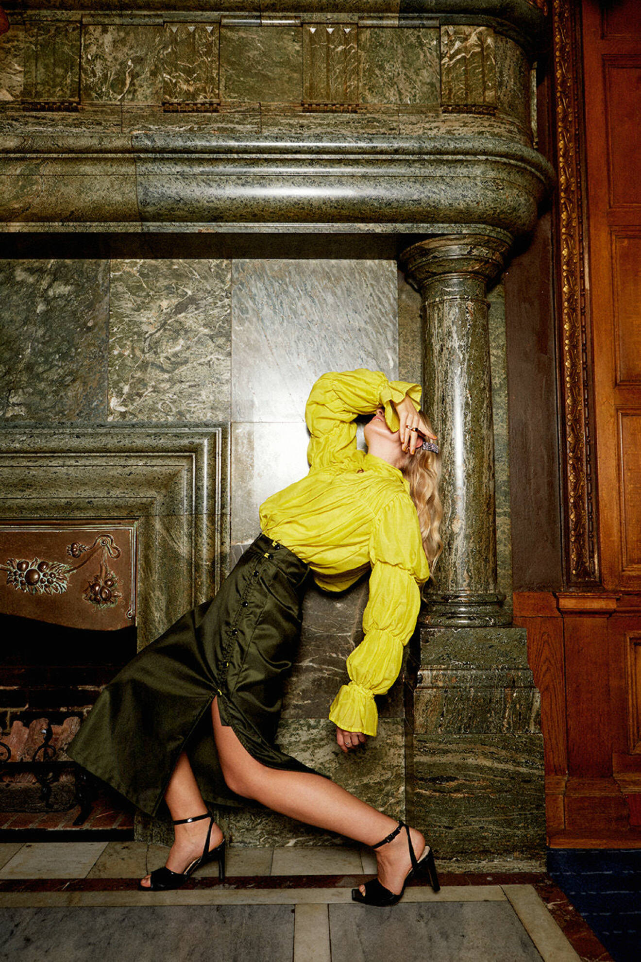 Fanny Ekstrand i gul topp och grön minikjol från samarbetet Avavax x Add to bag