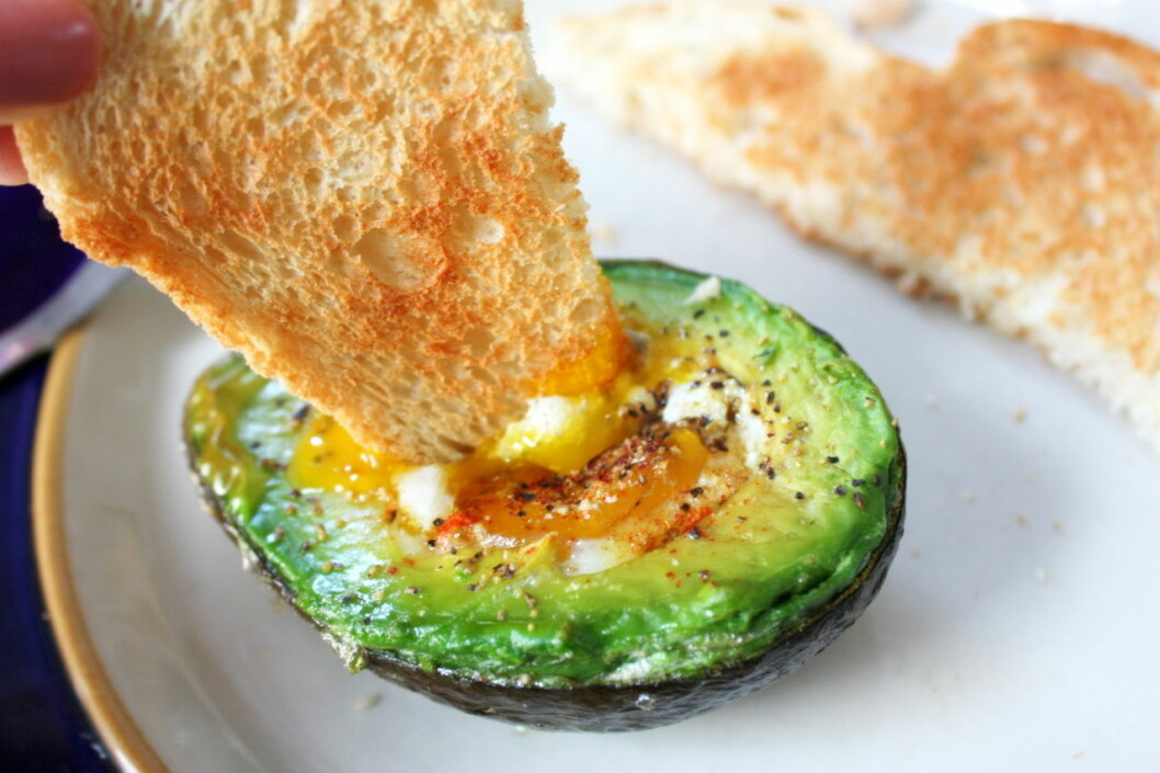 Bakat avokadoägg. Bild och recept: <a href="http://stuffimake.tumblr.com/post/29820938440/made-this-for-brunch-baked-egg-in-avocado" target="_blank" rel="noopener">stuffimake.tumblr.com</a> Bakat avokadoägg.