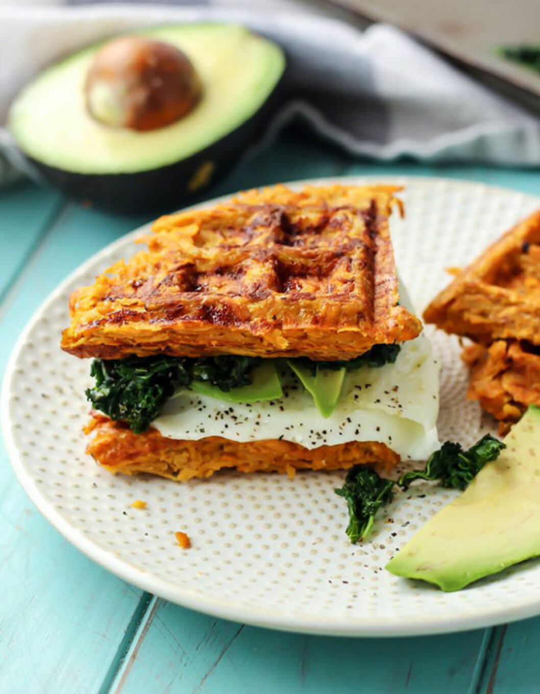 Foto & recept via: Fitmittenkitchen.com Avokadofyllda sötpotatisvåfflor