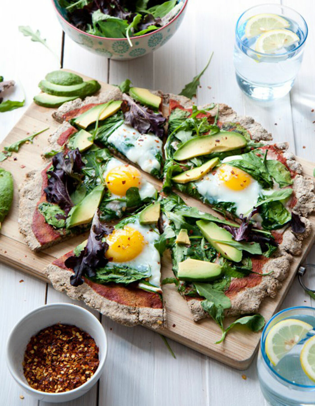 Frukostpizza med avokado och ägg