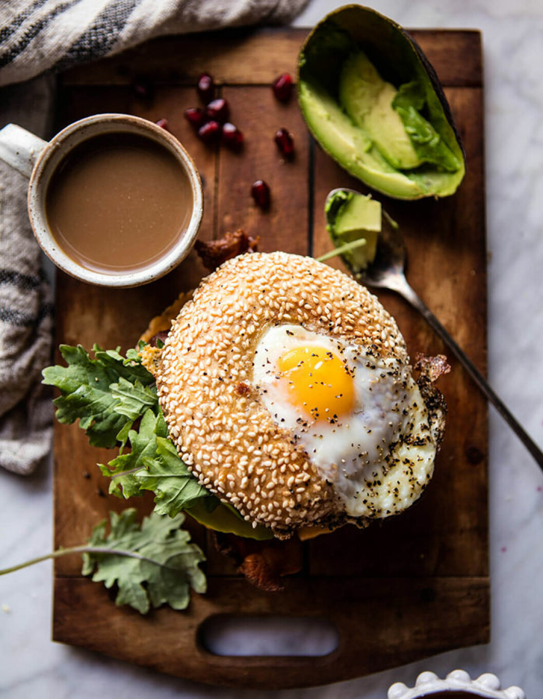 Äggfylld bagel med avokado