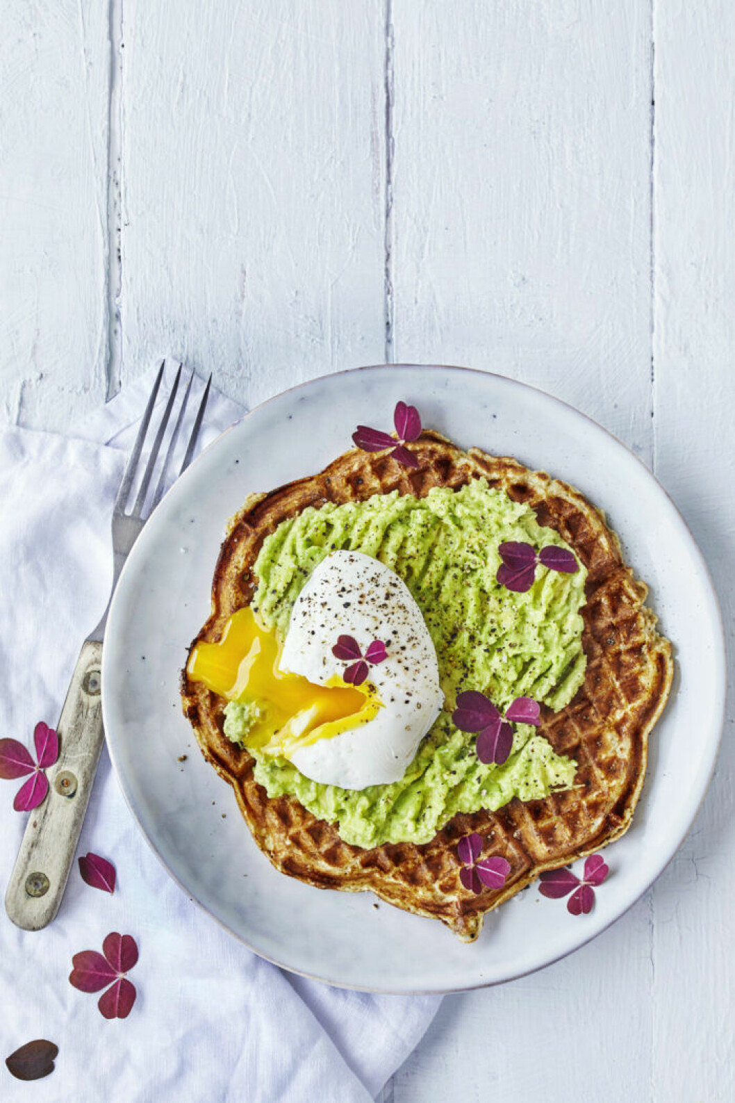 Avokado- och våffeltoast med pocherat ägg. Avokado- och våffeltoast med pocherat ägg