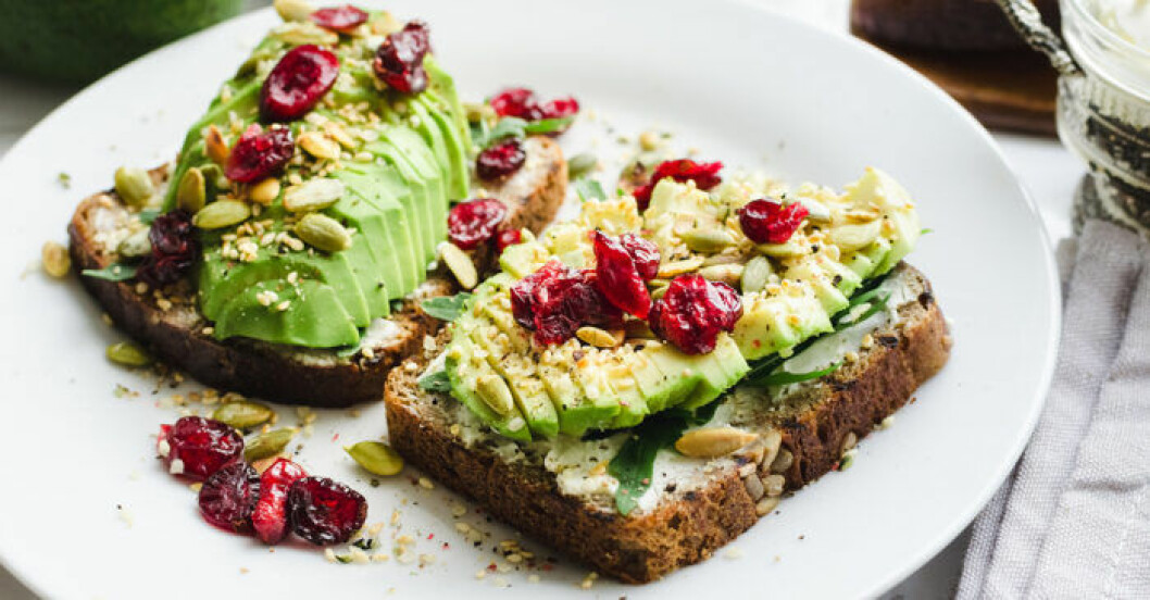 Avokadomackor med färskost, torkade tranbär och rostade frön. Foto: Shutterstock Avokadomackor med färskost, torkade tranbär och rostade frön.