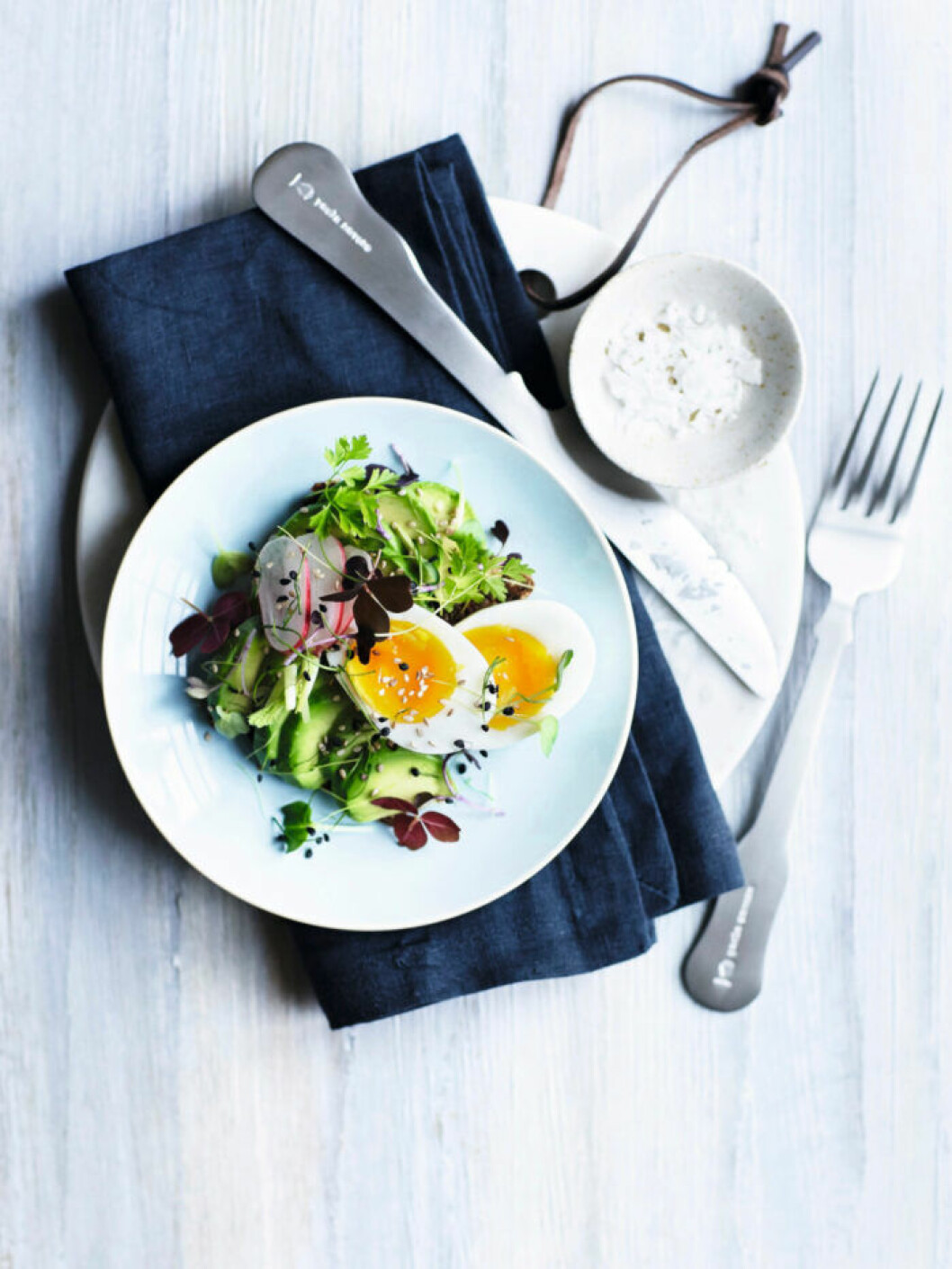 Avokadomackor med ägg och kryddörter. Avokadomackor med ägg och kryddörter