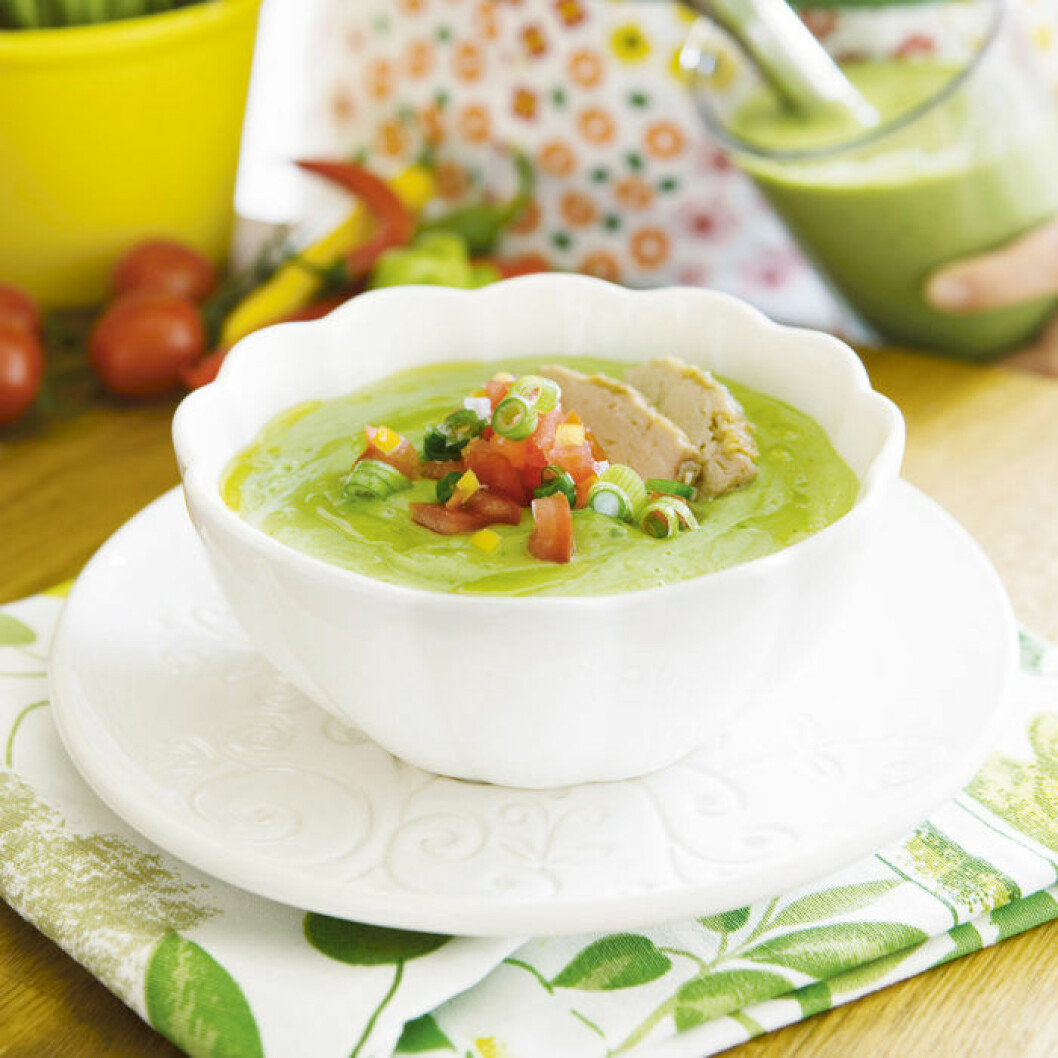 Avokadosoppa med salsa och stekt kycklingbröst.