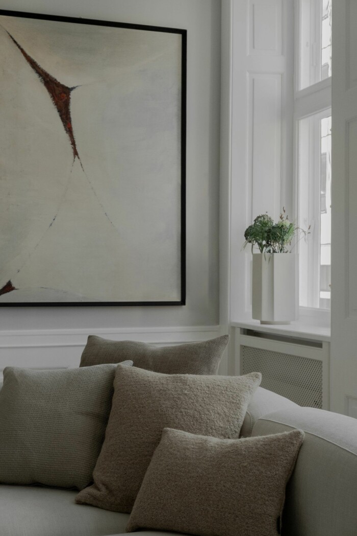 Rofyllt, jordnära och avskalat är nyckelord inom inredningsstilen. Foto: Louise Roe avskalad minimalistisk och skandinavisk inredning hos louise roe