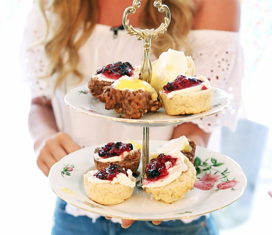 Scones med lemoncurd. Scones med lemoncurd.