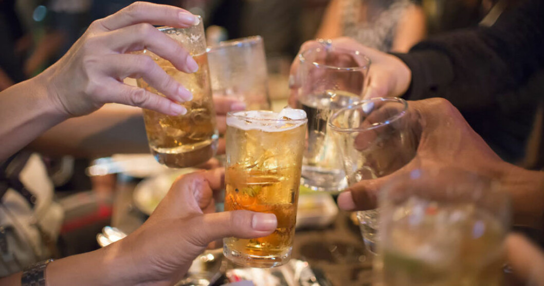 Berätta för omgivningen att du tänker tacka nej till alkohol ett tag, så gör du det lättare för dig själv, och är dessutom ett gott föredöme. Så avstår du alkohol - tips