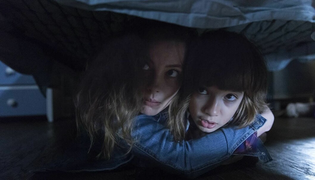 Azhy Robertson och Gillian Jacobs i <span class=" italic" data-lab-italic_desktop="italic">Come Play</span>.