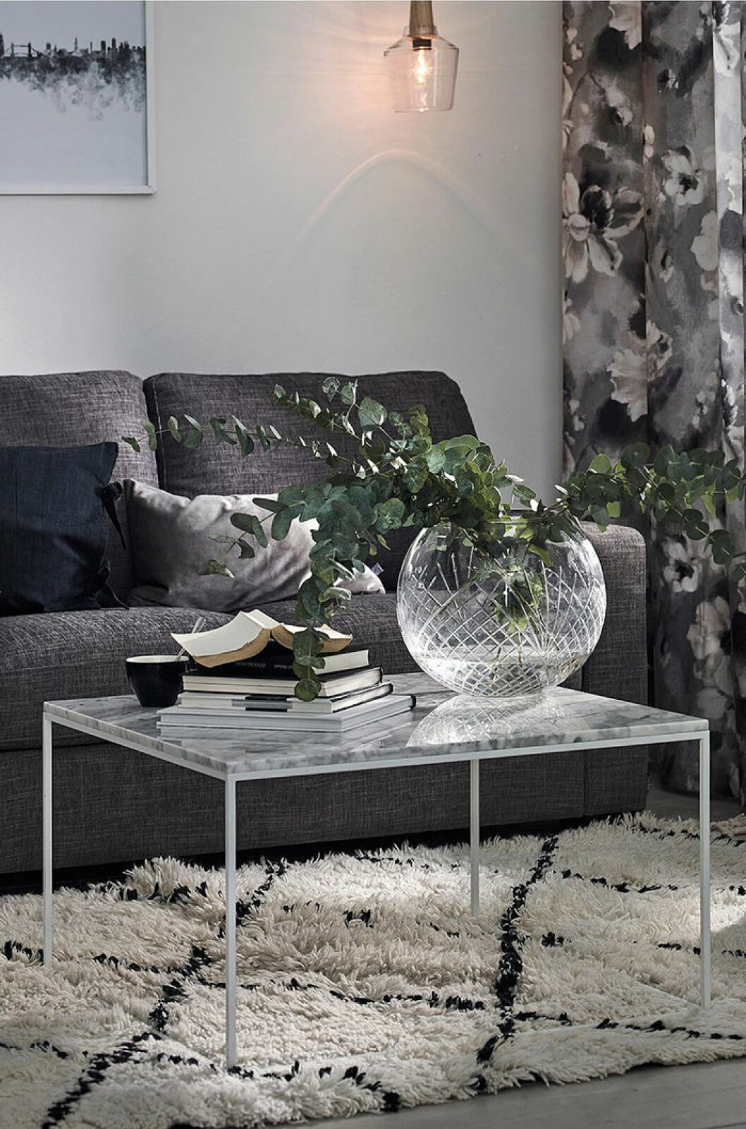 Foto: <a href="https://www.jotex.se/nyland/nyland-soffbord-70x70-marmor/1061149-02" target="_blank" rel="noopener">Jotex</a> Rektangulärt soffbord med smala ben