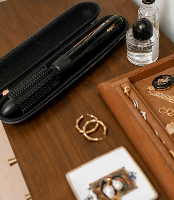 <a target="_blank" href="https://www.ahlens.se/Skonhet/har/stylingverktyg-178203/babyliss-9000-cordless-hot-brush-black-65479119/">BaByliss nya 9000 Cordless Hot Brush</a> som snabbt fixar salongsvärdigt hår finns att köpa på Åhléns. babyliss