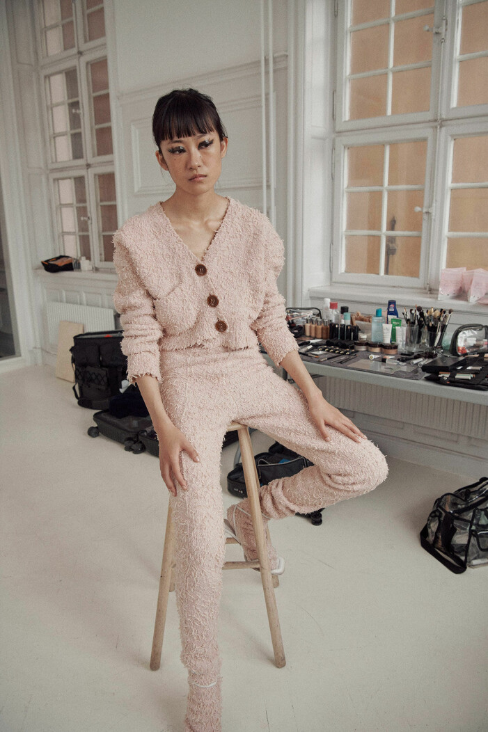 Willow i topp, 4 600 kr, byxor, 3 700 kr, och handskar, 1 800 kr, allt Acne Studios. Skor, pris vid förfrågan, Sportmax. Willow bär en ljusrosa topp med matchande byxor från Acne Studios