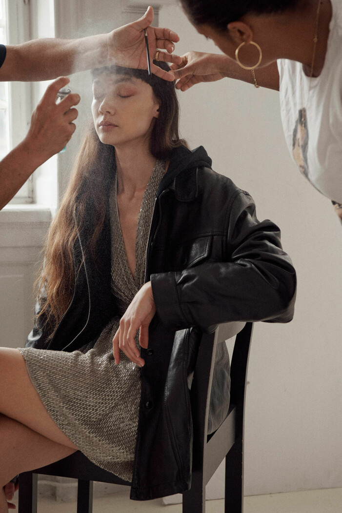 Yanina i läderjacka, pris vid förfrågan, hoodie, 7 100 kr, och klänning, pris vid förfrågan, allt Celine by Hedi Slimane. Yanina har på sig en läderjacka och klänning från Celine by Hedi Slimane