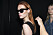 Modell med solglasögon backstage på ELLE-galan 2020