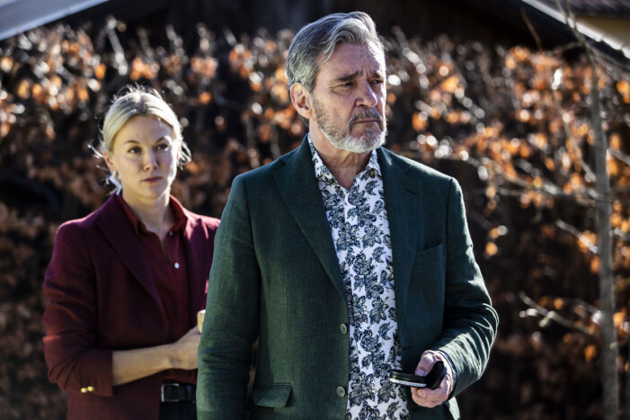 Andra säsongen av <em>Bäckström</em> har premiär 28 februari på C More och den 8 mars på TV4. Här ser vi Agnes tillsammans med Kjell Bergqvist som spelar mästerdetektiven Evert Bäckström i serien. Bäckström säsong 2