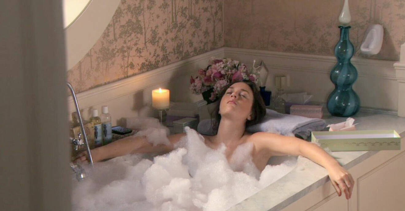 En tjej från Gossip girl ligger i ett badkar