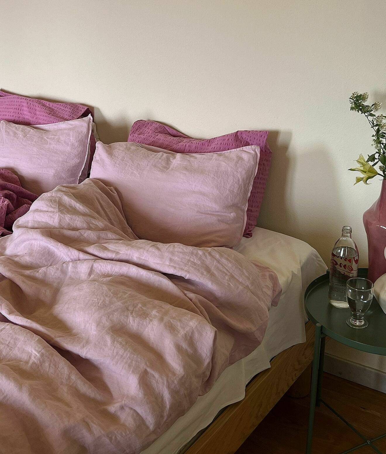 Pastellrosa sängkläder i linne.