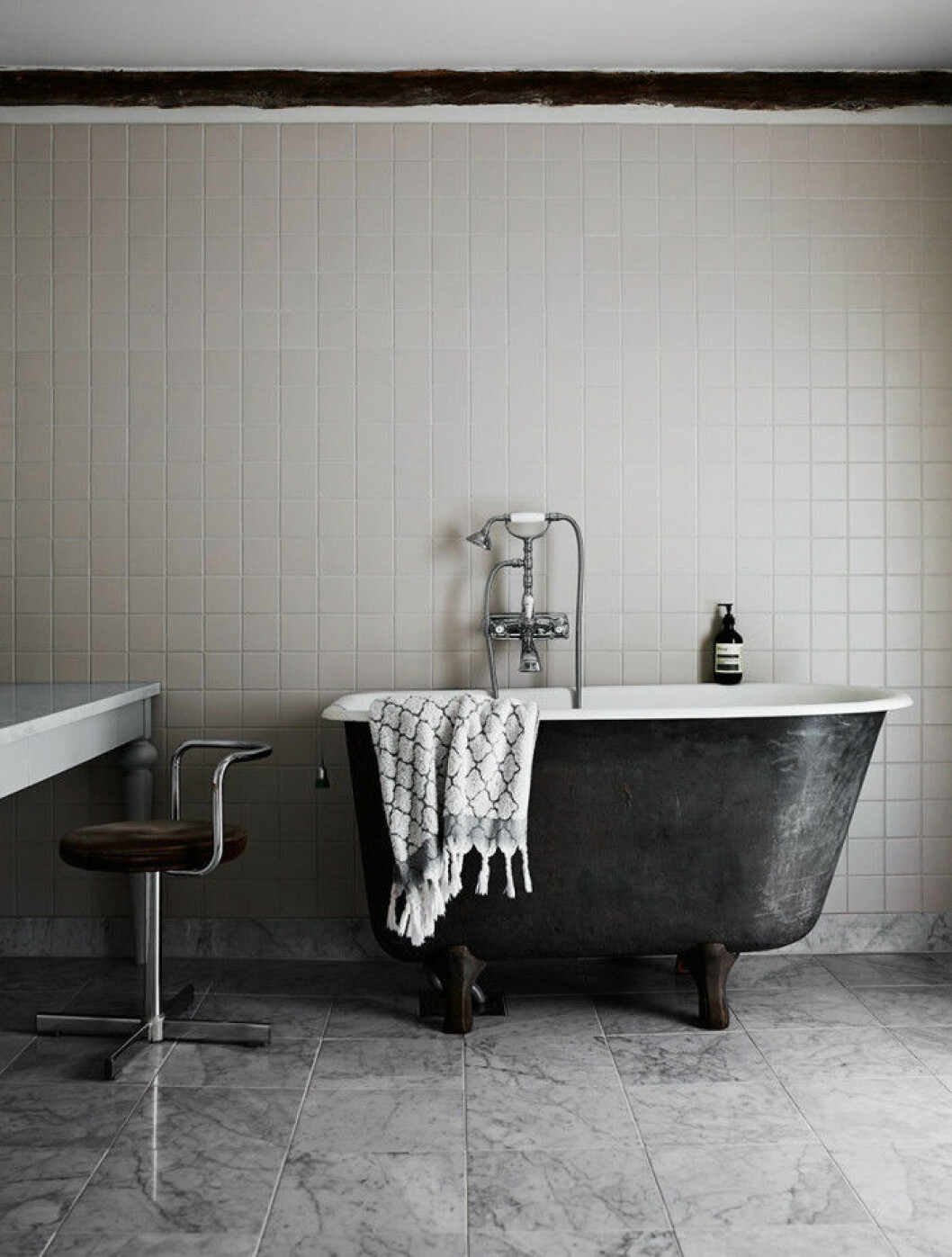 Foto: <a href="http://kristoferjohnsson.com/" target="_blank" rel="noopener">Kristoffer Johnsson</a> Bild från <a href="https://www.elle.se/decoration/forfallna-garden-blev-en-riktig-inredningsdrom/" target="_blank" rel="noopener">”Förfallna gården blev en inredningsdröm”</a> Lägg till svarta detaljer i badrummet.