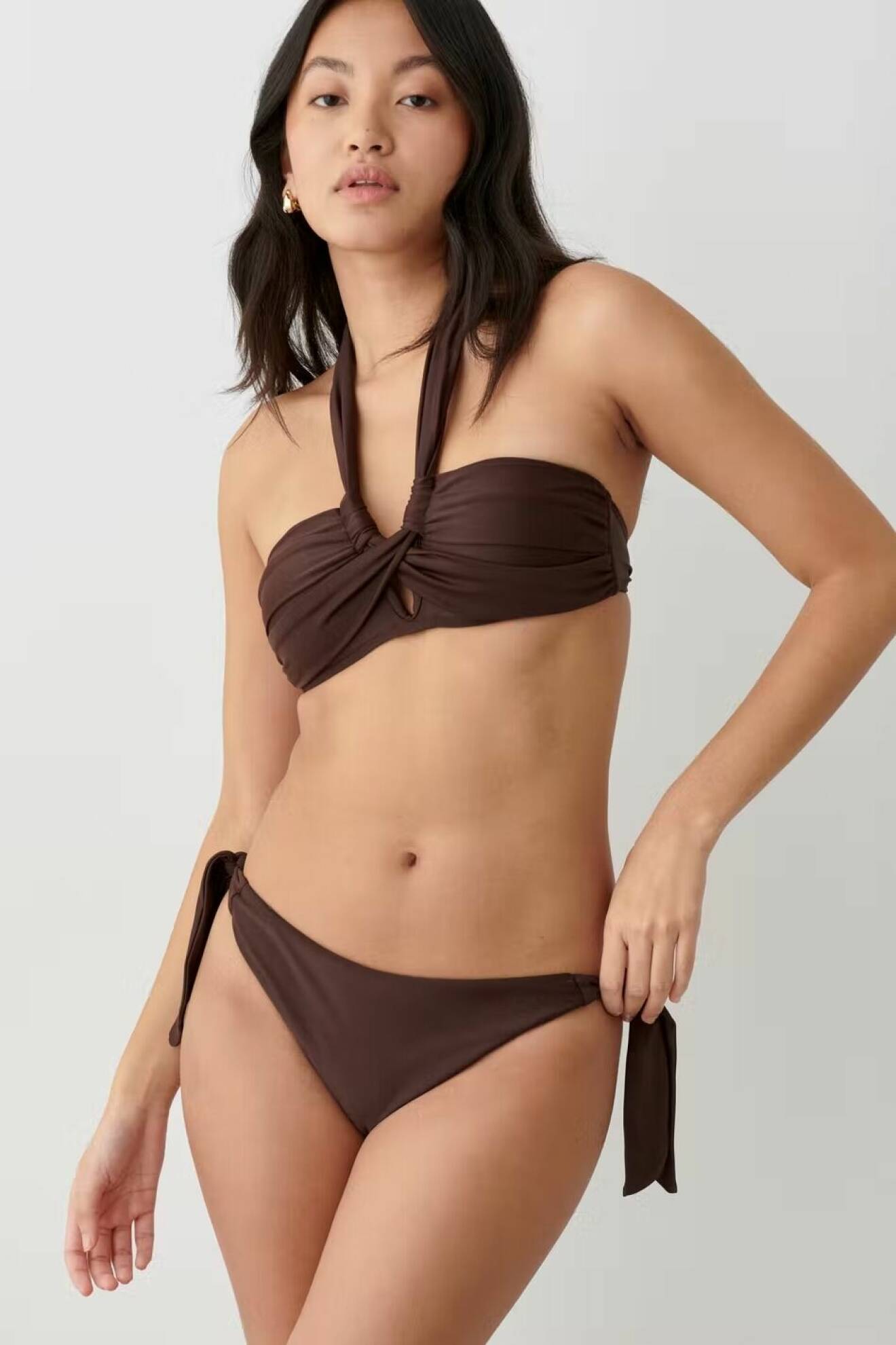brun bikinitopp med halterneckdesign och matchande bikinitrosor från Gina tricot