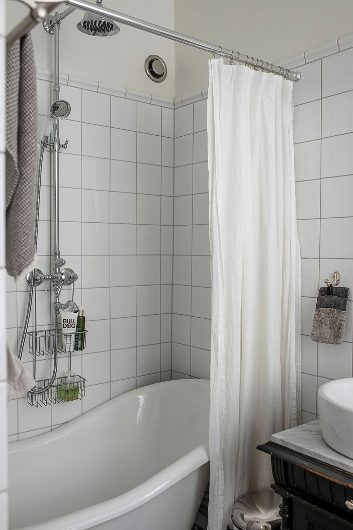 badrum med badkar i äldre stil