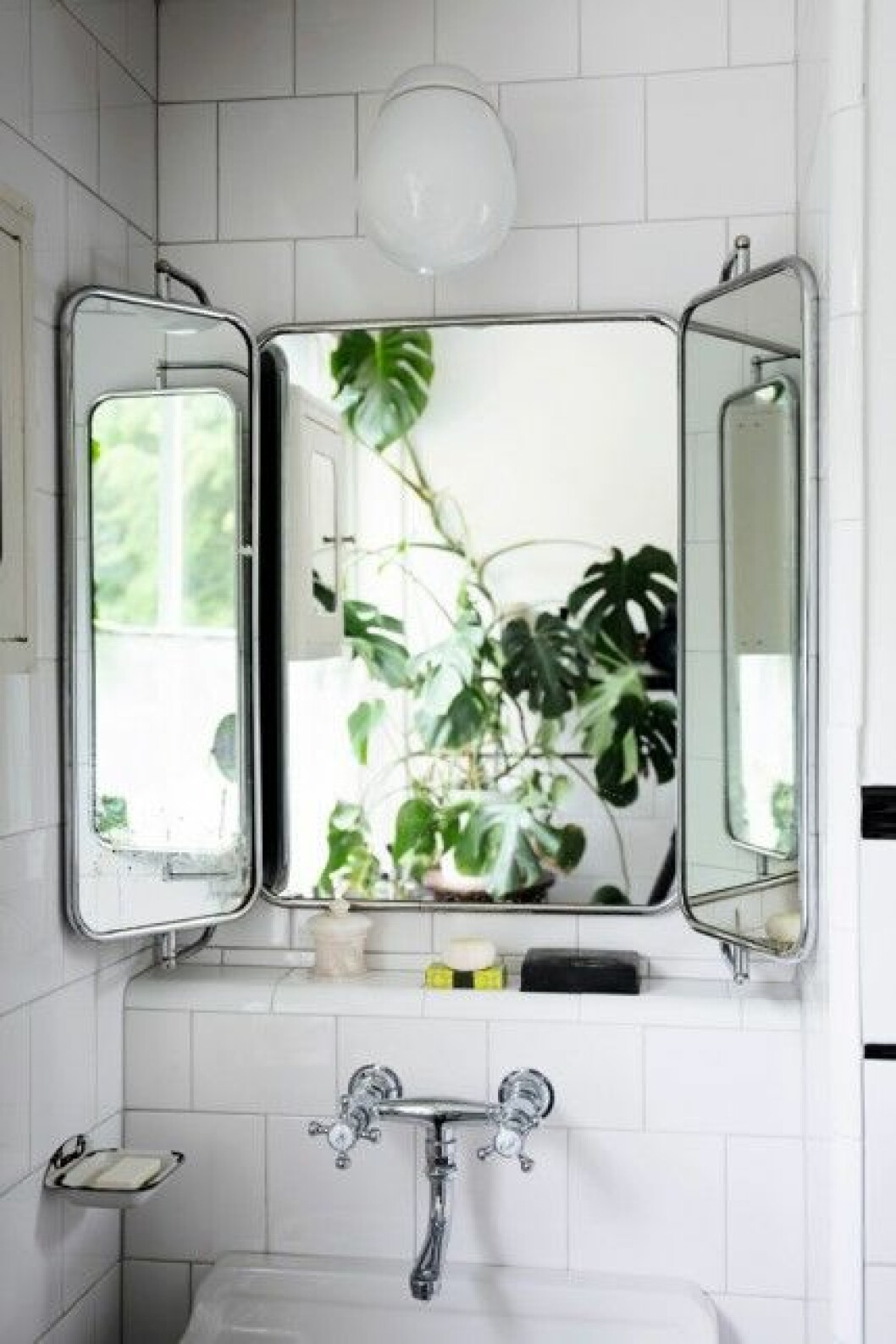 badrum monstera spegel vitt kakel