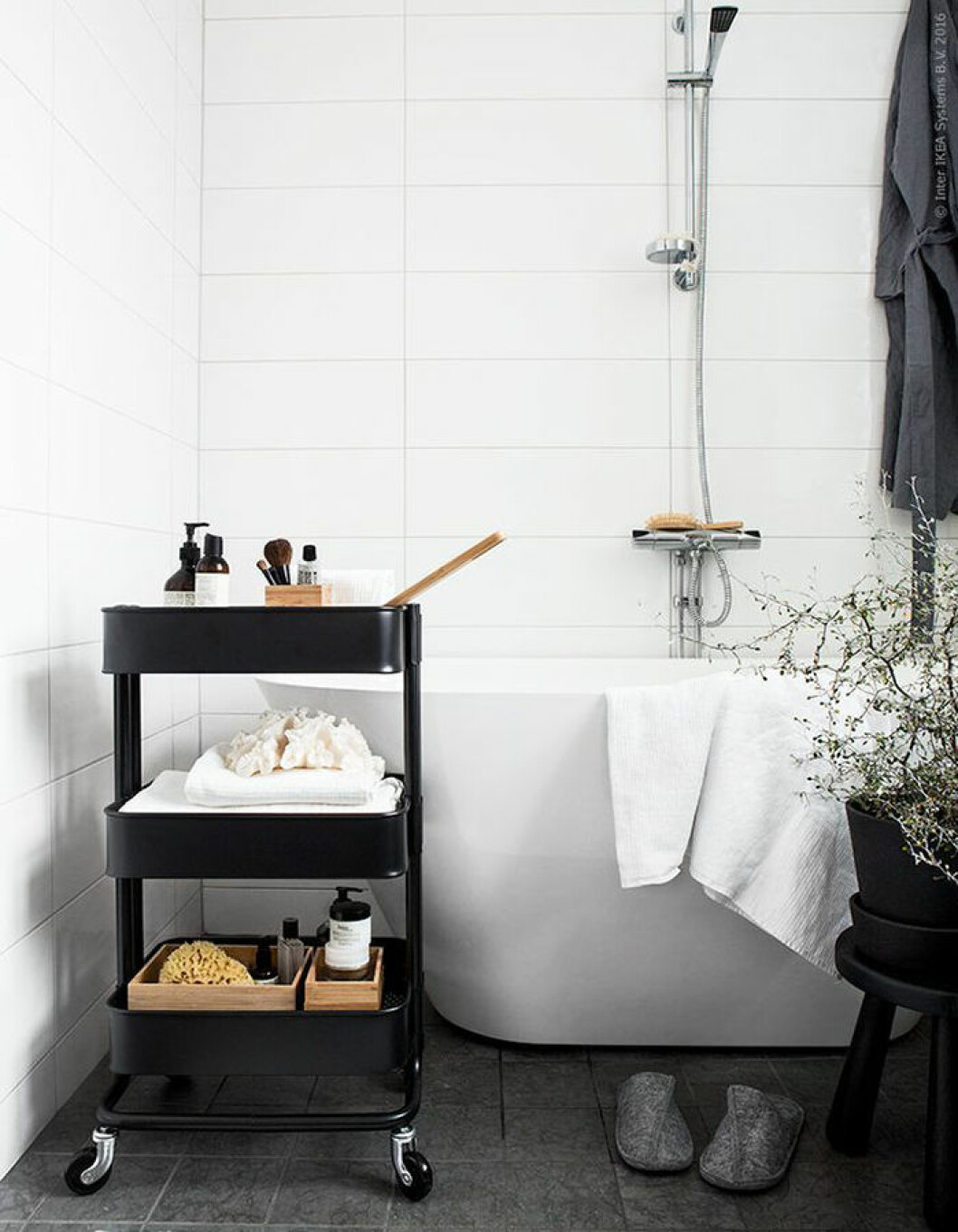 Förvara snyggt i askar i stället för att samla på dig förpackningar i plast och papper. Foto: <a href="http://www.annamalmbergphoto.com" target="_blank" rel="noopener">Anna Malmberg</a> Styling: <a href="https://stilinspiration.elledecoration.se" target="_blank" rel="noopener">Pella Hedeby</a> för <a href="http://livethemma.ikea.se/kategori/badrum/#" target="_blank" rel="noopener">Ikea Livet Hemma</a> Badkar med kran i mitten