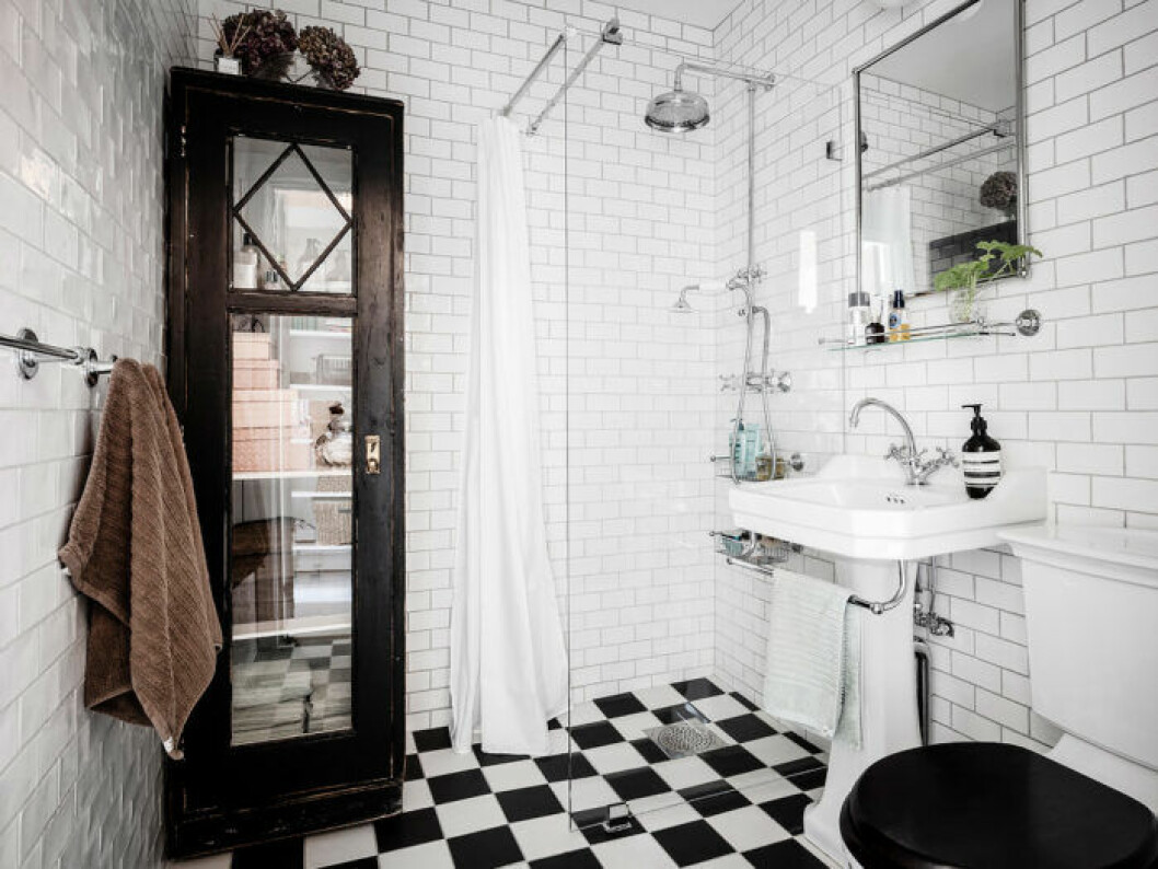Foto: Anders Bergstedt för <a href="https://entrancemakleri.se/hem-till-salu/" target="_blank" rel="noopener">Entrance mäkleri/</a>mäklare Erika Bergholm Gammalt skåp gör badrummet mysigare