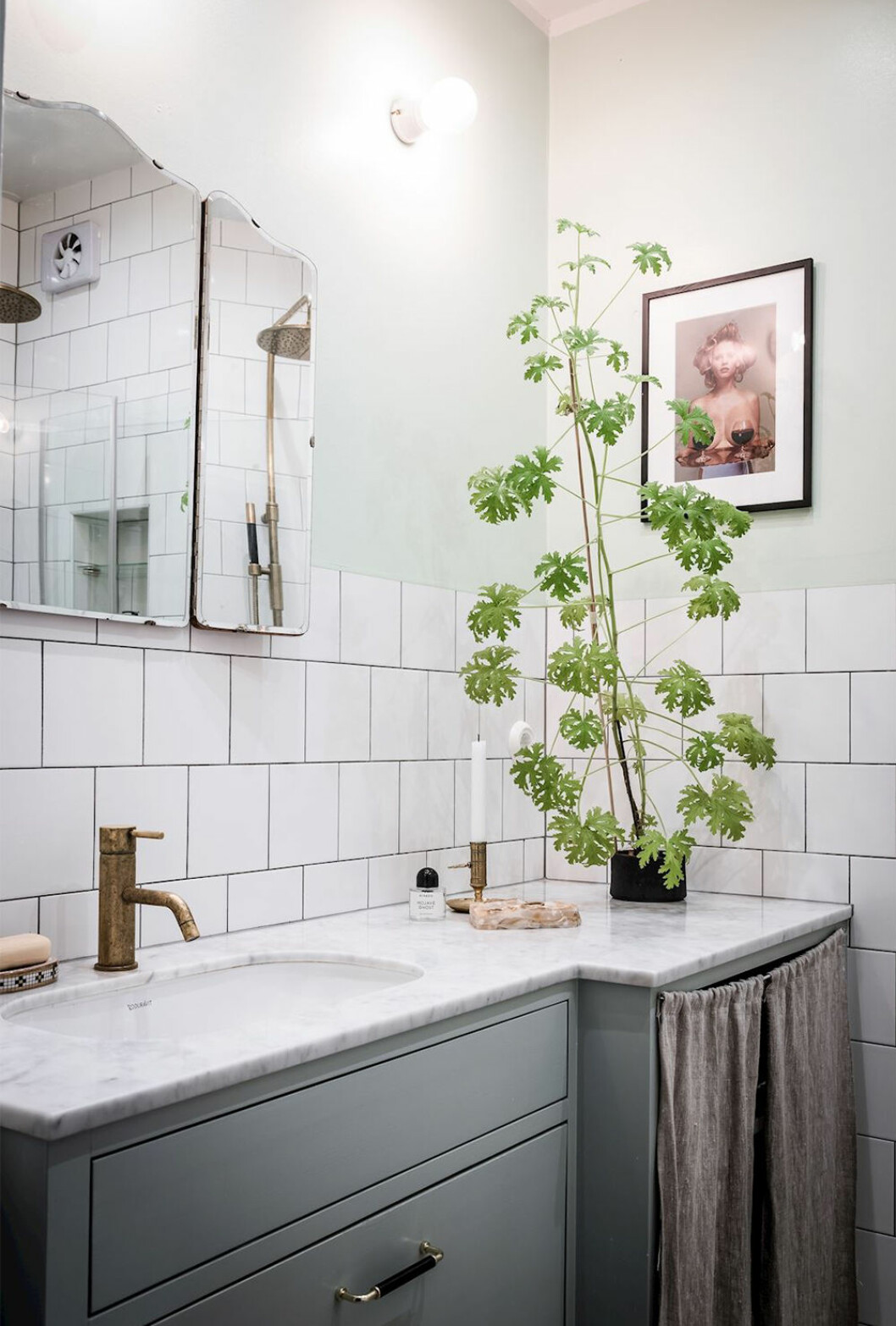 Personlig vintagekänsla med en dekorativ spegel. Foto: Alen Cordic/SE360 Styling: Emma Fischer för Bjurfors/mäklare: Julia Albinsson Snyggt badrum med vintagekänsla