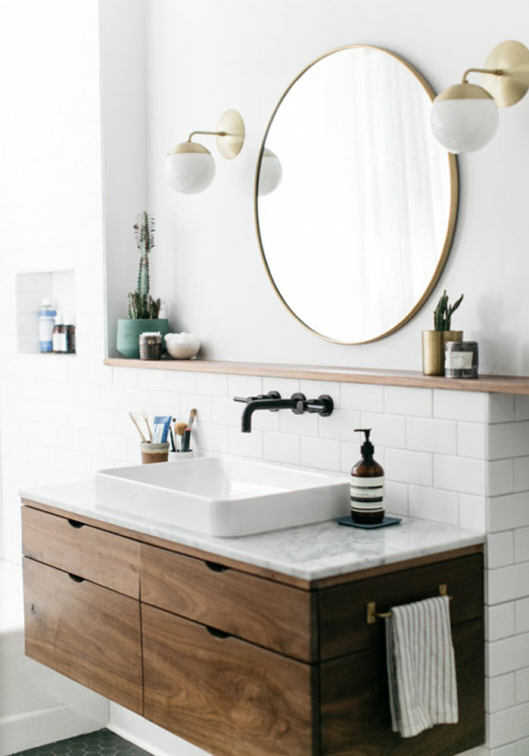 Vårstäda badrummet för en smidigare vardag. Foto: <a href="http://www.sfgirlbybay.com/2017/01/30/at-home-with-sophie-carpenter/" target="_blank" rel="noopener">Sfgirlbybay.com</a> Rund spegel i badrum