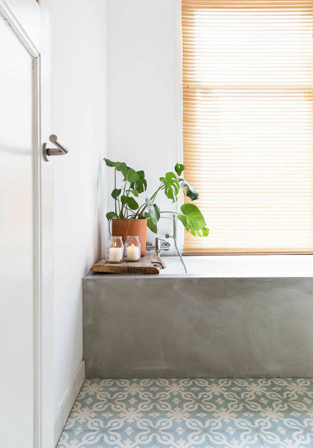 Foto: <a href="http://www.jkf.nl" target="_blank" rel="noopener">Jansje Klazinga</a> Styling: <a href="http://emmyvandantzig.nl" target="_blank" rel="noopener">Emmy van Dantzig</a> för <a href="https://www.vtwonen.nl/binnenkijken/vtwonen-binnenkijkers/stadswoning-in-rotterdam/" target="_blank" rel="noopener">Vtwonen.nl </a> Ställ en växt vid badkaret.