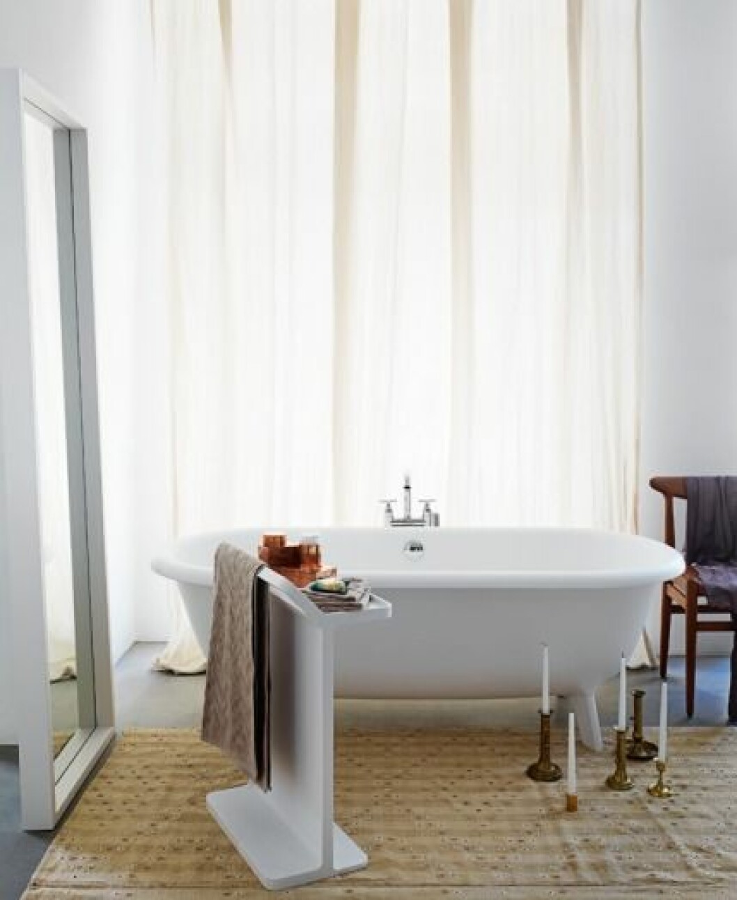 En plats för avkoppling – Badkar, Ottocento, längd 178 cm, 68 900 kr, blandare Memory, 24 700 kr, handdduksställning Multifunzione, 9 750 kr, och spegel Slim, 66×200 cm, 14 000, allt från Planoform. Badlakan, 350 kr, och liten handduk, 155 kr, Missoni/Länna Möbler. Liten blå bricka Kaleido, 119 kr, Hay/Gulled. Kopparburkar i olika storlekar, 345–475 kr/st, Asplund. Semiantik turkisk kelimmatta, 200×280 cm, 11 000 kr, Knut. Linnetyg Amalfi, 1 000 kr/m, Astrid. Antika mässingsljusstakar, 750 kr/st, Garbo Interiors. Vintagestol, design Hans Wegner, 4 500 kr, Nordlings Antik. Kimono, 399 kr, Kappahl. Badrum_inredning