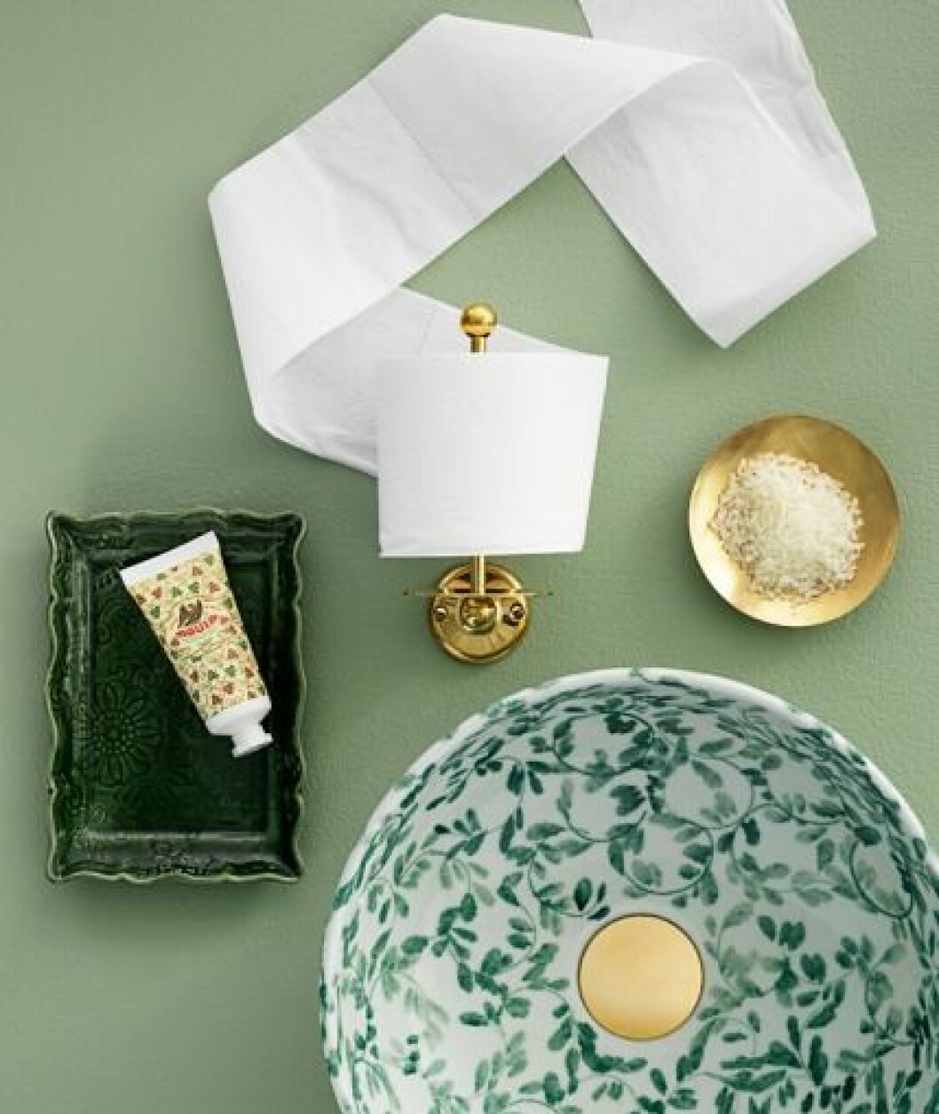 Detaljarbetet ger känslan – Handfat, 6 495 kr, Solitaire. Fat, 269 kr, Ståhl. Handkräm från Claus Porto. Toalettrullehållare i mässing, 1 170 kr, Byggfabriken. Mässingsskål Form Bowl, 873 kr/set med fem olika, Tom Dixon/Gulled. Badrum_inredning-1