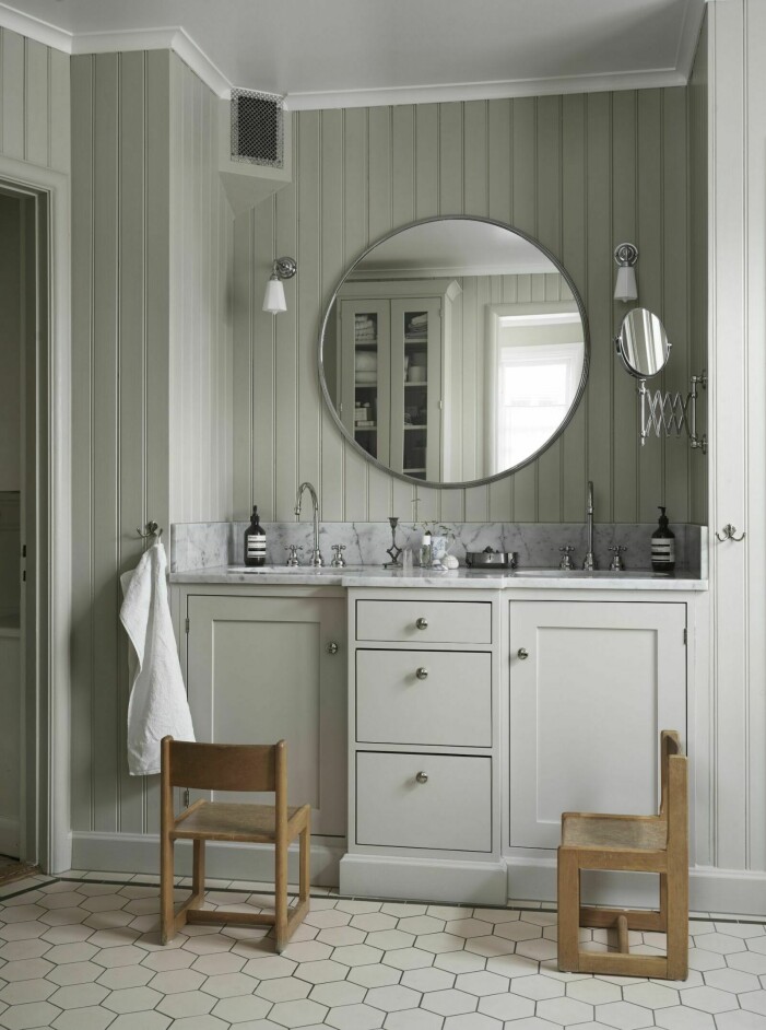 Syns i: "<a target="_blank" href="https://www.elle.se/decoration/dromkok-johanna-bradford-elle/7330732">Drömkök, vintage och lantlig charm hos ELLEs bloggare Johanna Bradford</a>". pärlspont i ett ljusgrönt badrum