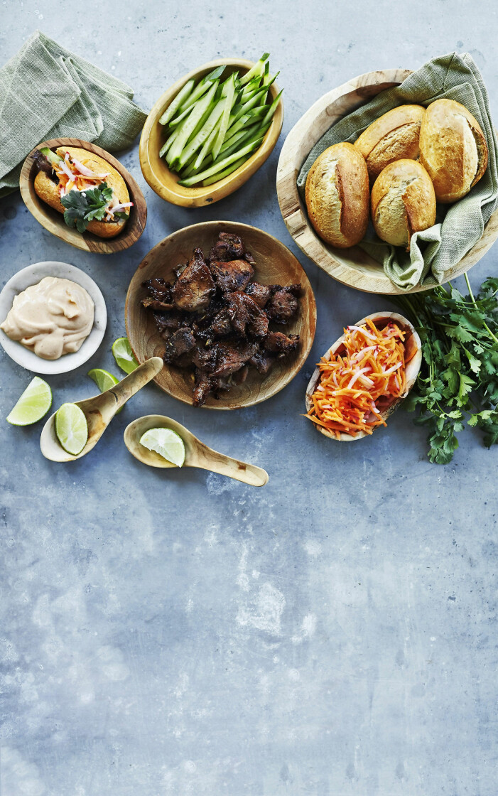 Gör egna banh mi med citrongräs och fläskfilé