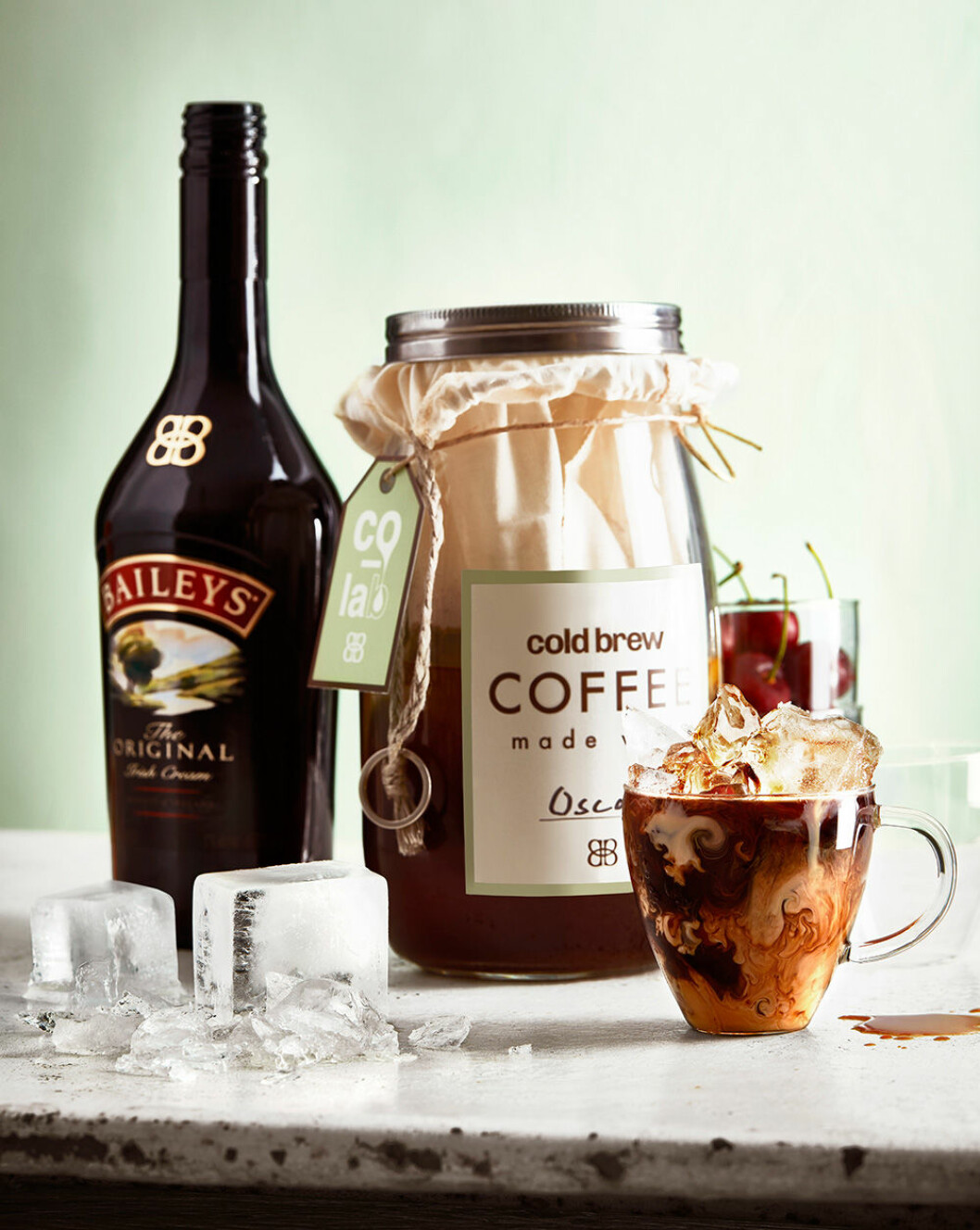 Kaffedrink med Baileys och cold brew.