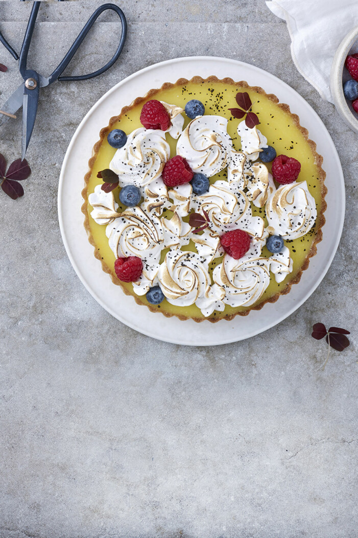 Baka citronpaj med lakritsmaräng och bär