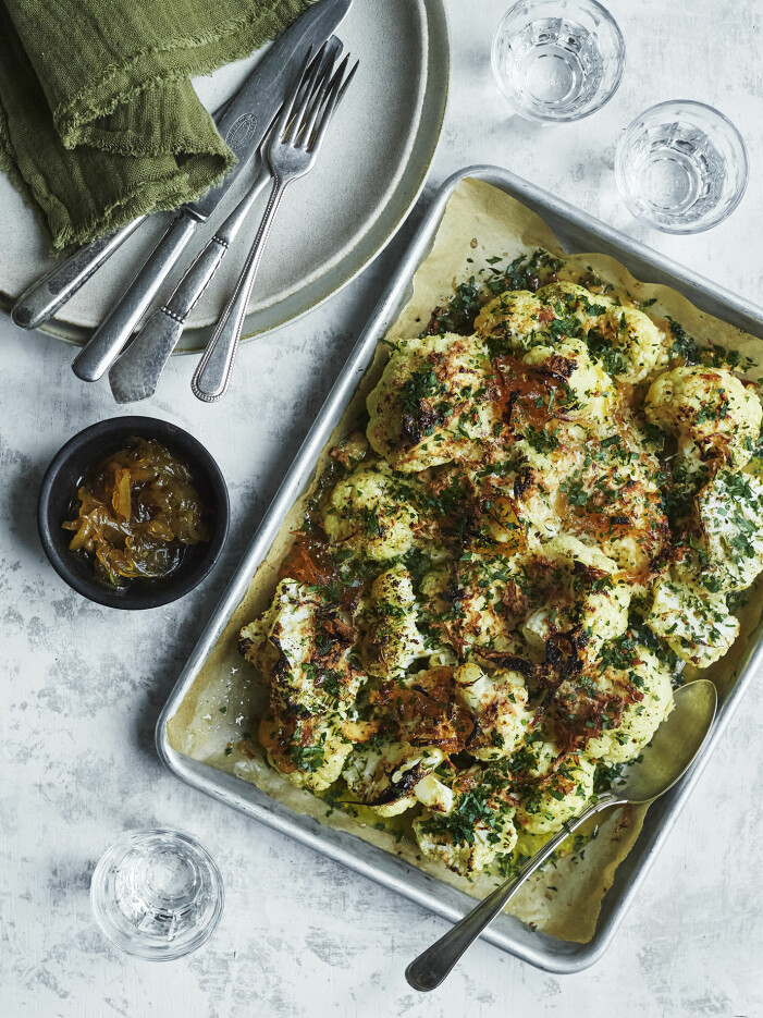 Så gör du bakad blomkål med halloumi och za´atar