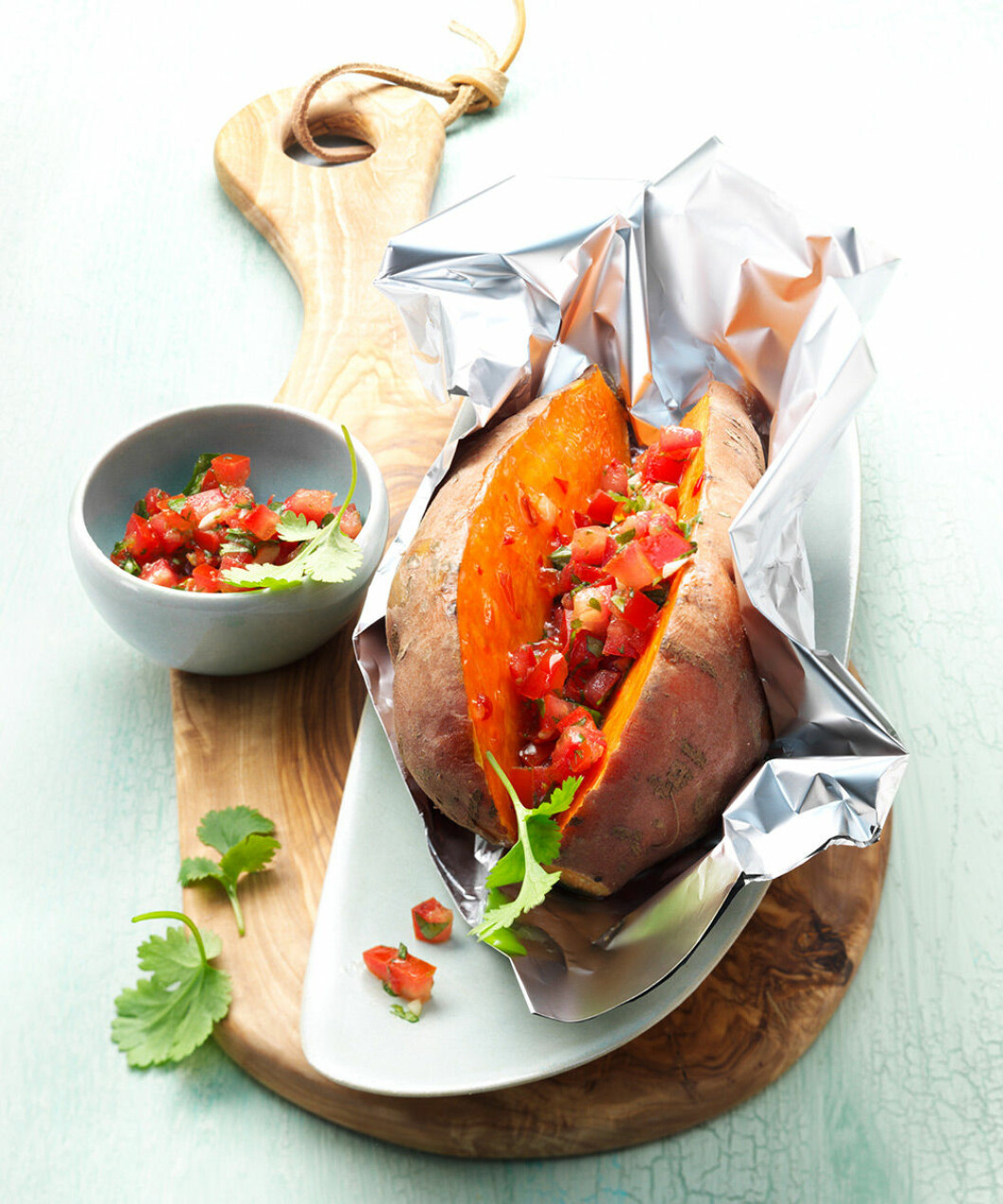 Bakad sötpotatis med tomatsalsa. Bakad sötpotatis med tomatsalsa.