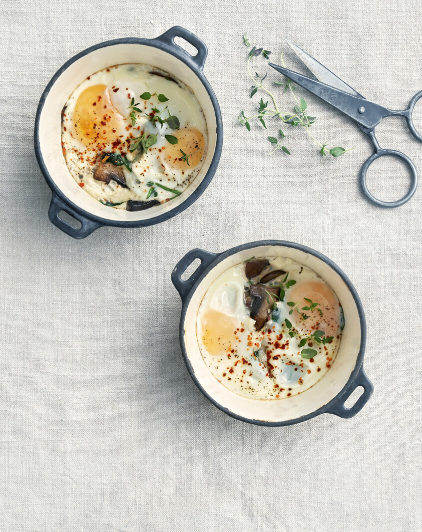 Börja dagen med krämiga bakade ägg med svamp och spenat