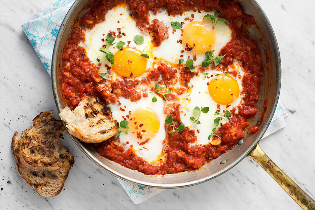 Bakade ägg i tomatröra. <a href="https://www.elle.se/mat-och-vin/bakade-agg-i-tomatrora/" target="_blank" rel="noopener">Recept här.</a> Bakade ägg i tomatröra.