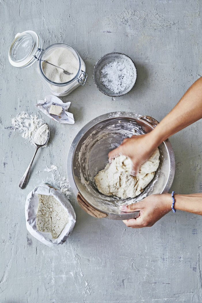 Bakskola - knåda för hand