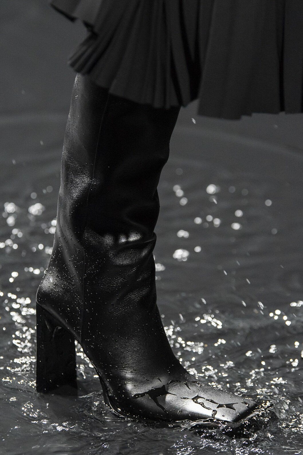 Balenciaga AW20. Lårhög stövel från Balenciaga