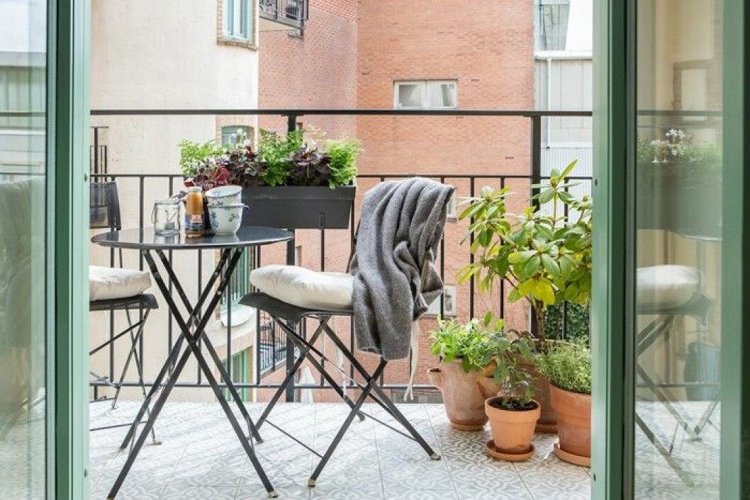Foto: <a href="http://www.cimek.se" target="_blank" rel="noopener">Cim Ek</a> för <a href="http://www.alvhemmakleri.se" target="_blank" rel="noopener">Alvhemmäkleri</a> Balkongmöblering