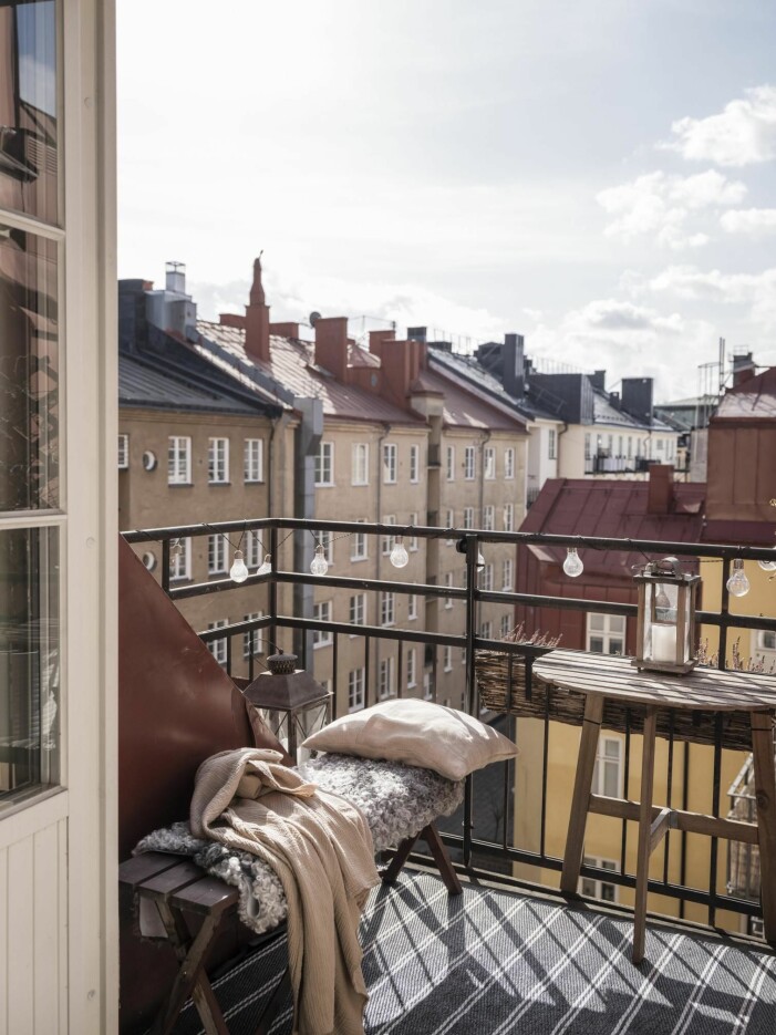 Ge plats åt mindre ljuskällor som tillför precis lagom mycket ljus samtidigt som de skapar myskänsla. Foto: Daniel Wester för <a target="_blank" href="https://www.instagram.com/fantasticfrankstockholm">Fantastic Frank</a>. Stylist: Josefin Hååg. Mäklare: Dennis Lantz. Inred balkongen stilrent med ljuskällor