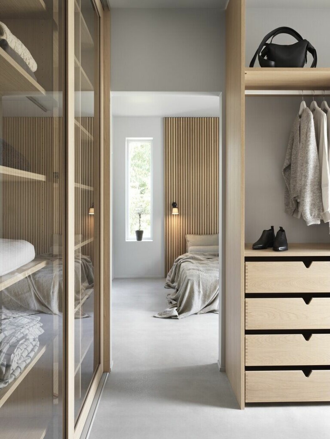 walk-in-closet i ljust trä från ballingslöv