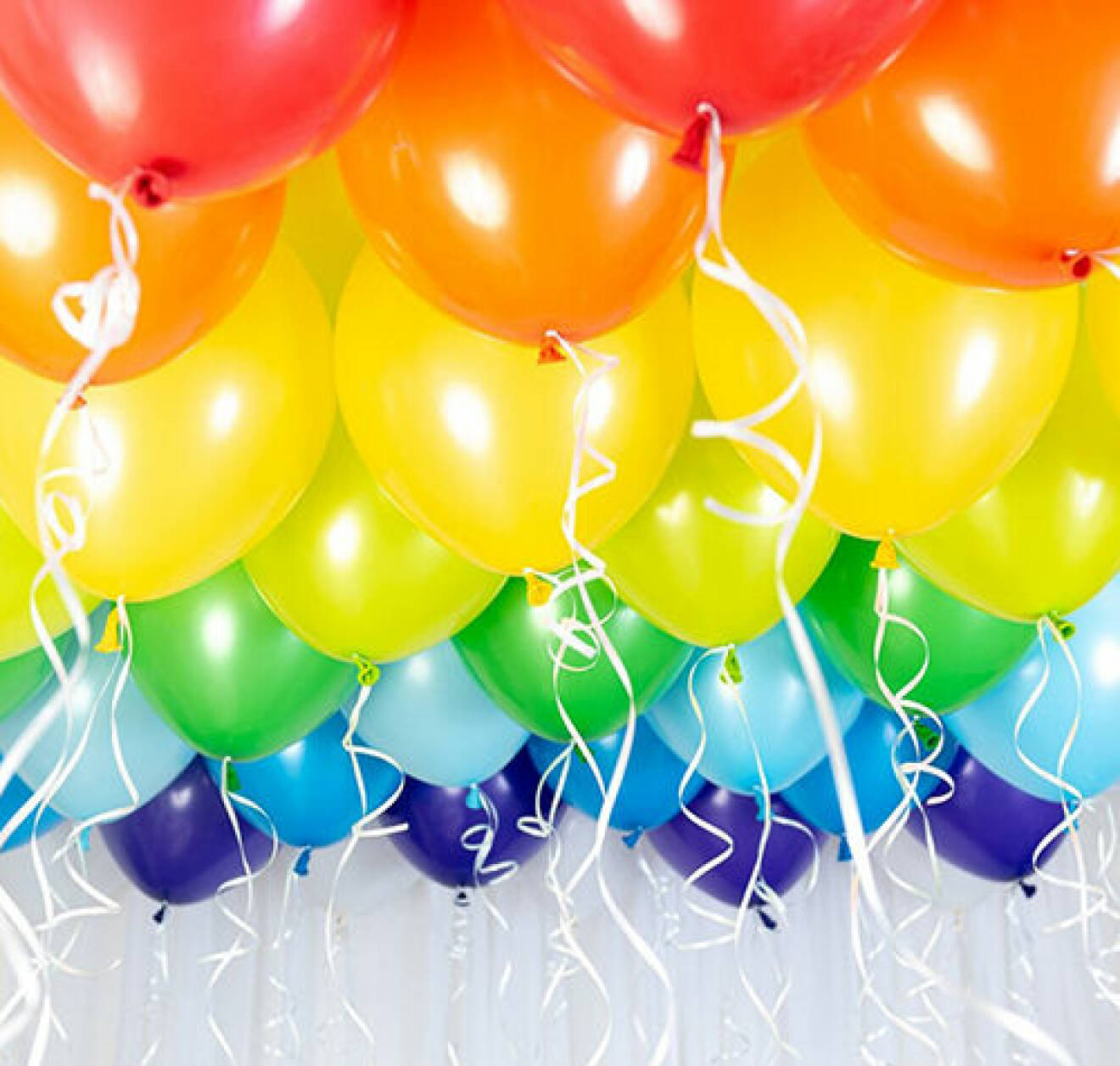 regnbågsfärgade ballonger